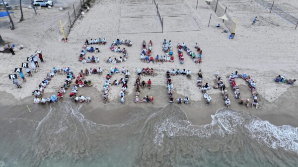 Más de 200 personas formaron la frase "Migrar es un derecho" en el Balneario de Carolina, Puerto Rico, en defensa de las personas inmigrantes que viven en el archipiélago.