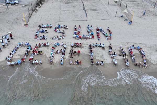Más de 200 personas formaron la frase "Migrar es un derecho" en el Balneario de Carolina, Puerto Rico, en defensa de las personas inmigrantes que viven en el archipiélago.