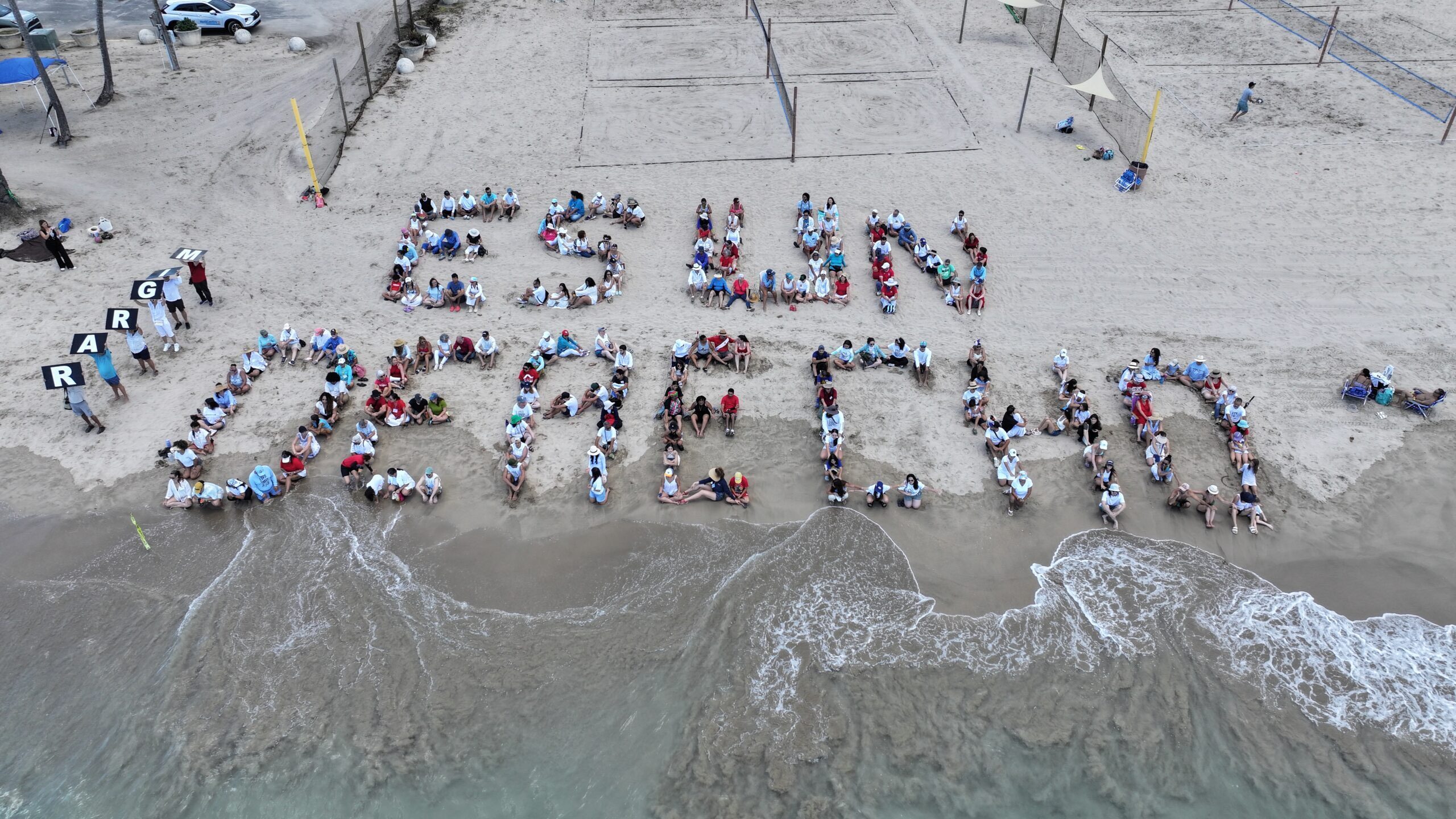 Más de 200 personas formaron la frase "Migrar es un derecho" en el Balneario de Carolina, Puerto Rico, en defensa de las personas inmigrantes que viven en el archipiélago.