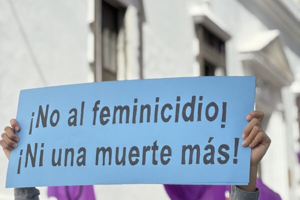 Cientos de mujeres marcharon para exigir la protección de sus derechos y un detende a los feminicidios en Puerto Rico.