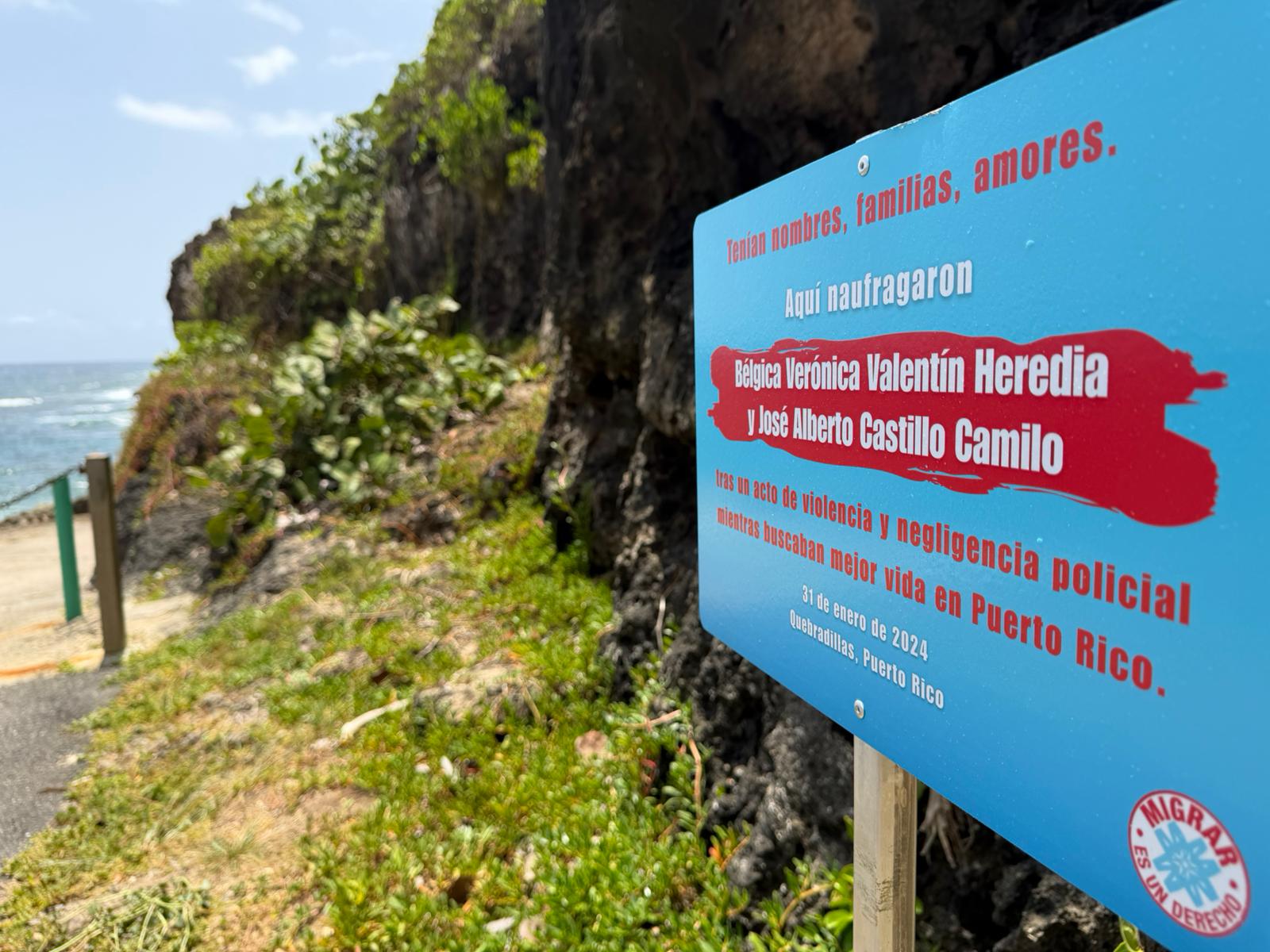 Letrero instalado en la Playa Puerto Hermina en Quebradillas, con los nombres de dos personas inmigrantes que fallecieron cerca de la costa tras naufragar la embarcación en la que iban a bordo, mientras era rodeada por FURA. el 31 de enero de 2024.