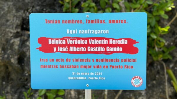 Letrero instalado en la Playa Puerto Hermina en Quebradillas, con los nombres de dos personas inmigrantes que fallecieron cerca de la costa tras naufragar la embarcación en la que iban a bordo, mientras era rodeada por FURA. el 31 de enero de 2024.