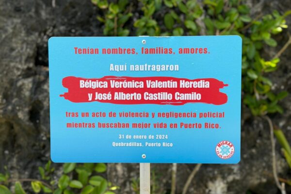 Letrero instalado en la Playa Puerto Hermina en Quebradillas, con los nombres de dos personas inmigrantes que fallecieron cerca de la costa tras naufragar la embarcación en la que iban a bordo, mientras era rodeada por FURA. el 31 de enero de 2024.