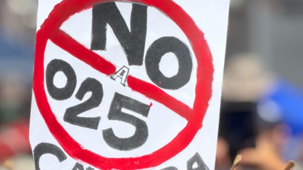 Persona con pancarta que lee "No al Proyecto de la Cámara 25", durante una manifestación en Puerto Rico.