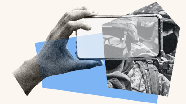 Diseño fráfico que muestra una mano sosteniendo un teléfono cecular en modo de grabación. En el fondo, hay una imagen que muestra agentes del orden.