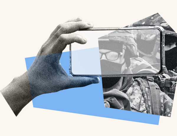 Diseño fráfico que muestra una mano sosteniendo un teléfono cecular en modo de grabación. En el fondo, hay una imagen que muestra agentes del orden.