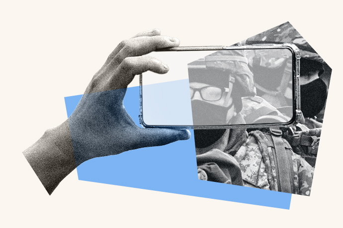 Diseño fráfico que muestra una mano sosteniendo un teléfono cecular en modo de grabación. En el fondo, hay una imagen que muestra agentes del orden.